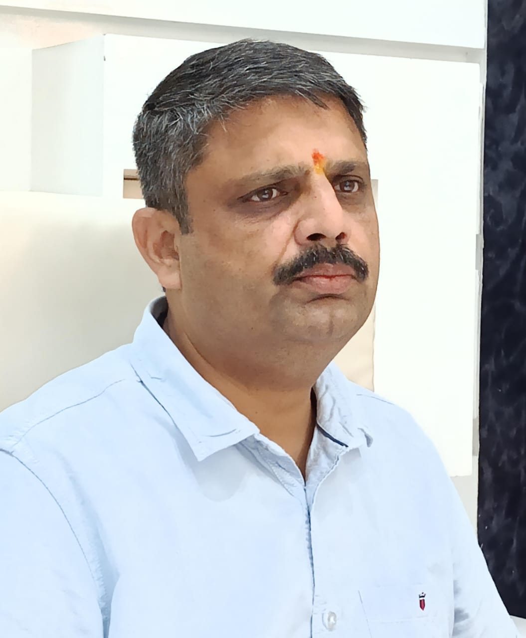 शहर की जेपी रोड पर धनतेरस पर्व के लिए एक दुकान पर सजे बर्तन । संवाद शहर की जेपी रोड पर धनतेरस पर्व के लिए एक दुकान पर सजे बर्तन । संवाद
