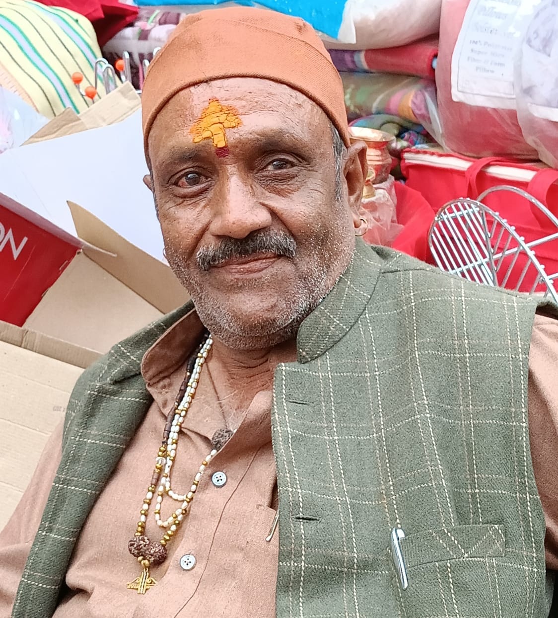शहर की जेपी रोड पर धनतेरस पर्व के लिए एक दुकान पर सजे बर्तन । संवाद शहर की जेपी रोड पर धनतेरस पर्व के लिए एक दुकान पर सजे बर्तन । संवाद