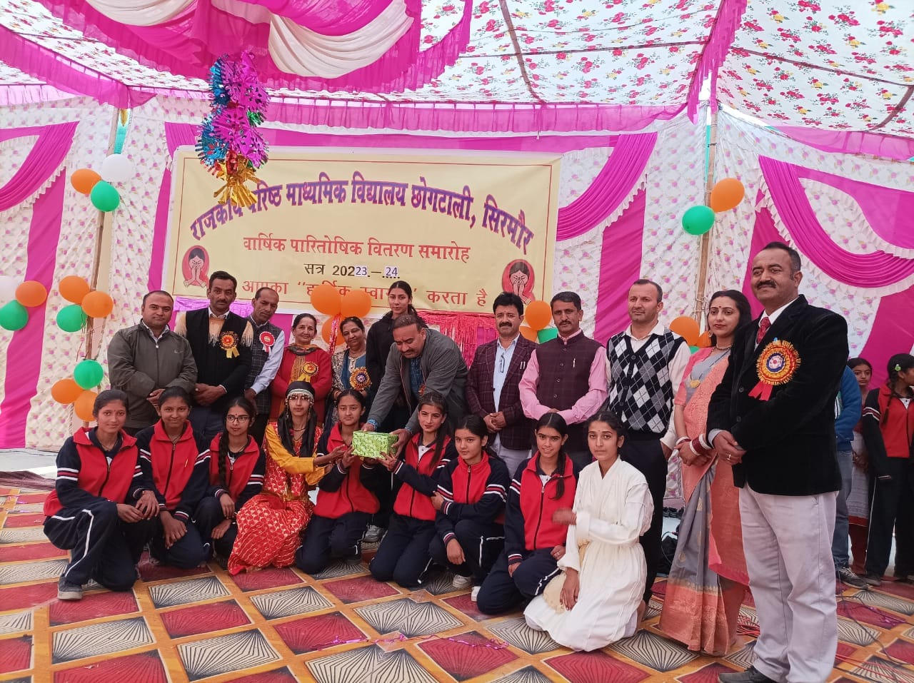 छोगटाली स्कूल में वार्षिक समारोह के दौरान होनहार विद्यार्थियों को पुरस्कृत करते मुख्यातिथि। संव छोगटाली स्कूल में वार्षिक समारोह के दौरान होनहार विद्यार्थियों को पुरस्कृत करते मुख्यातिथि। संव