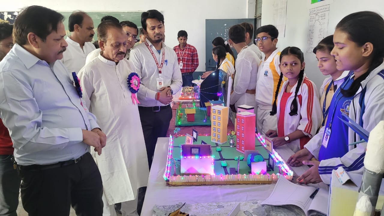 डॉ. सुदामा प्रसाद विद्यास्थली में आयोजित प्रतियोगिता में प्रतिभाग करते विद्यार्थी। संस्था
