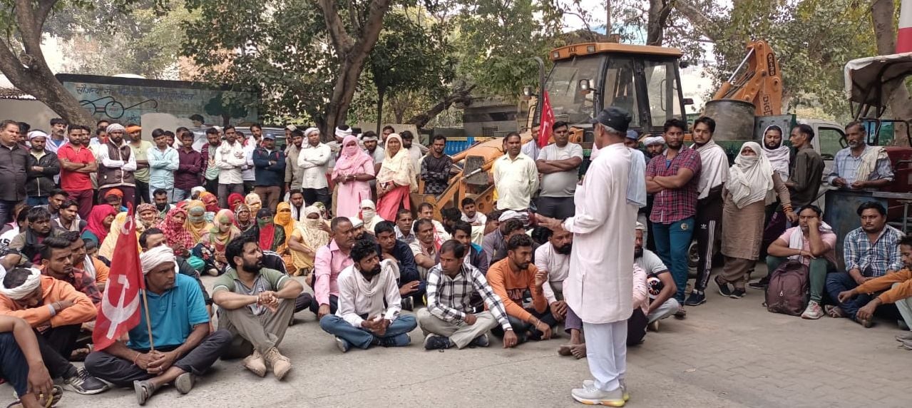 फोटो 05. सोनीपत के नगर निगम कार्यालय में धरने पर ठेका सफाई कर्मचारियों को संबोधित करते सीआईटीयू फोटो 05. सोनीपत के नगर निगम कार्यालय में धरने पर ठेका सफाई कर्मचारियों को संबोधित करते सीआईटीयू