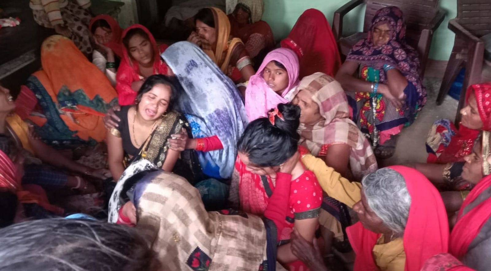 घटना स्थल पर परिवार वाले से बात करते एसएसपी डॉ.ओपी सिंह। संवाद