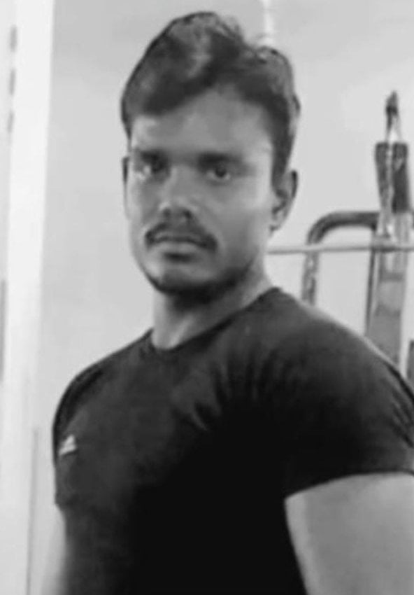 रानीगंज के मुआर आधारगंज के समीप ट्रैक्टर की चपेट में आने से बाइक सवार की मौत के बाद जुटी भीड़। 