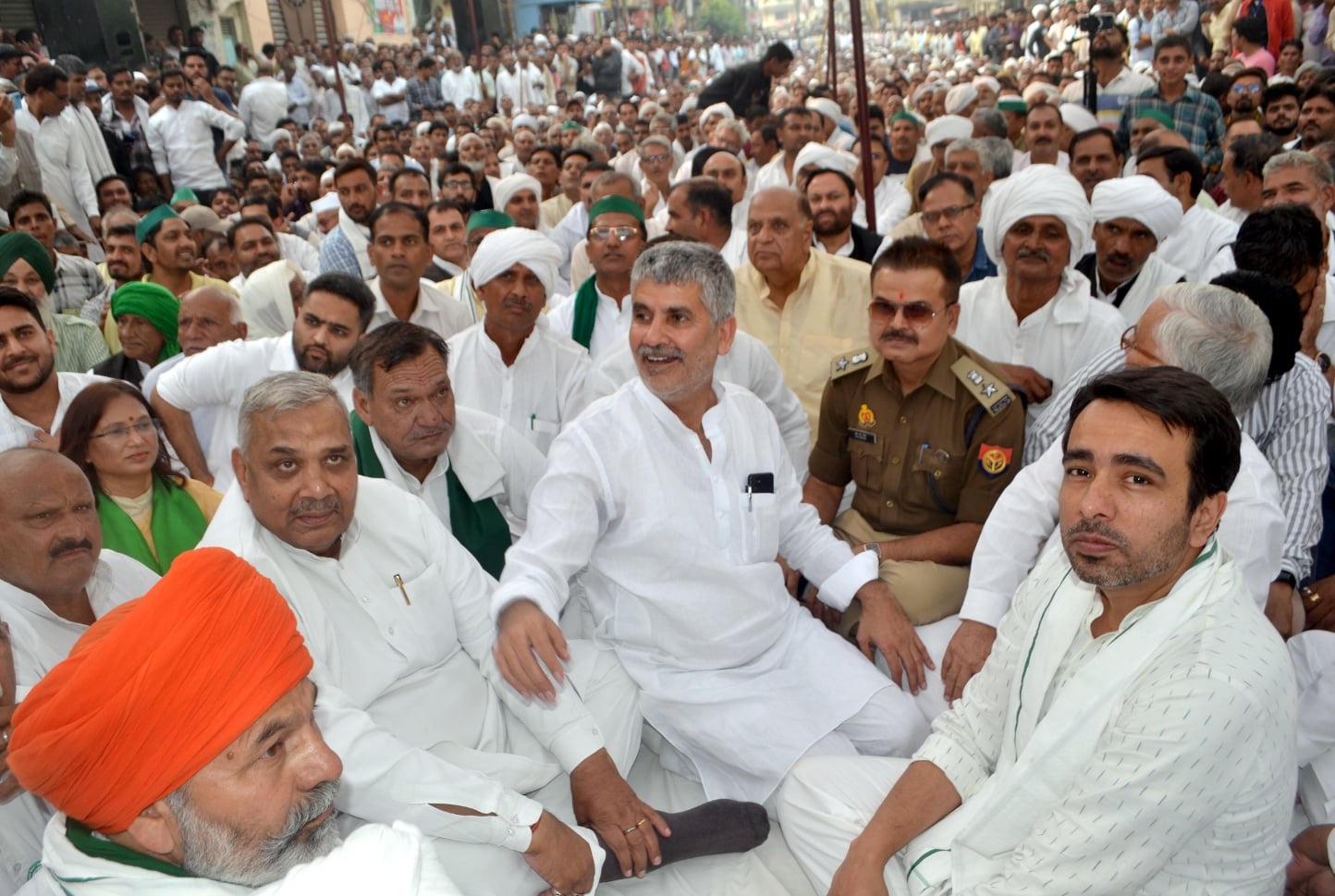 शामली मिल रोड पर आयोजित किसान महापंचायत में रणसिंघा बजाता युवक शामली मिल रोड पर आयोजित किसान महापंचायत में रणसिंघा बजाता युवक