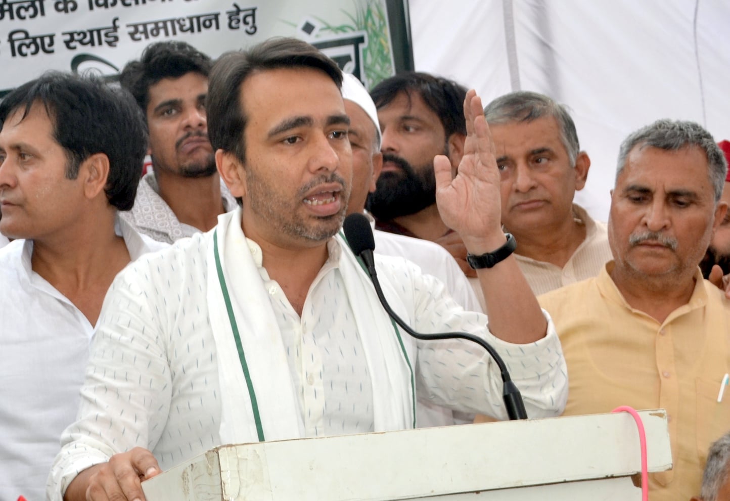 शामली मिल रोड पर आयोजित किसान महापंचायत में रणसिंघा बजाता युवक शामली मिल रोड पर आयोजित किसान महापंचायत में रणसिंघा बजाता युवक