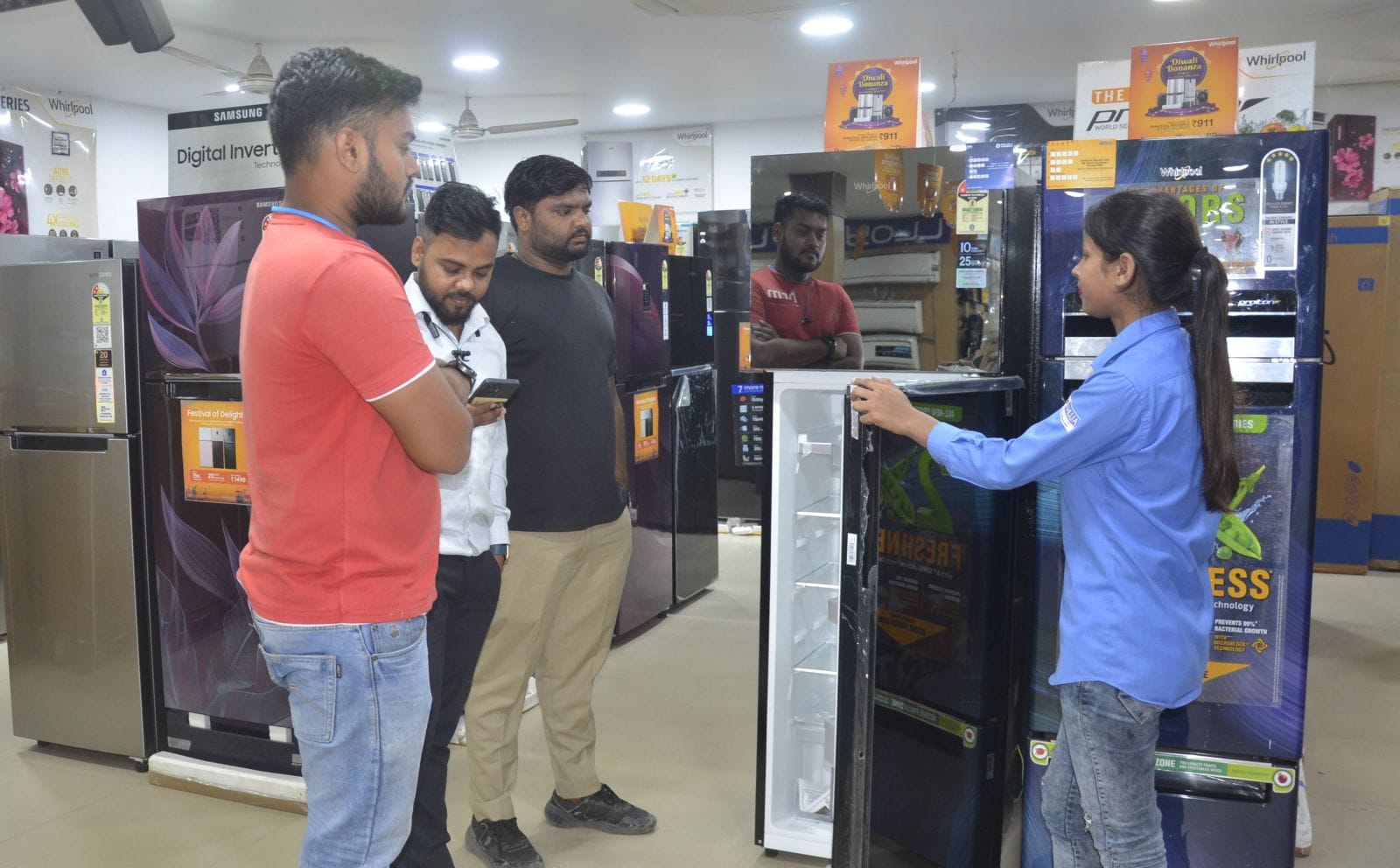 शोरूम में बिकने को खड़ी बाइक और स्कूटी। संवाद