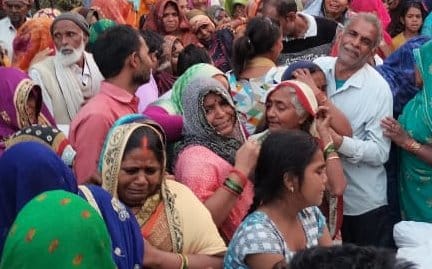 दिलीपपुर थाना क्षेत्र के बशीरपुर में मृतक का शव पहुंचने पर जुटी भीड़। संवाद