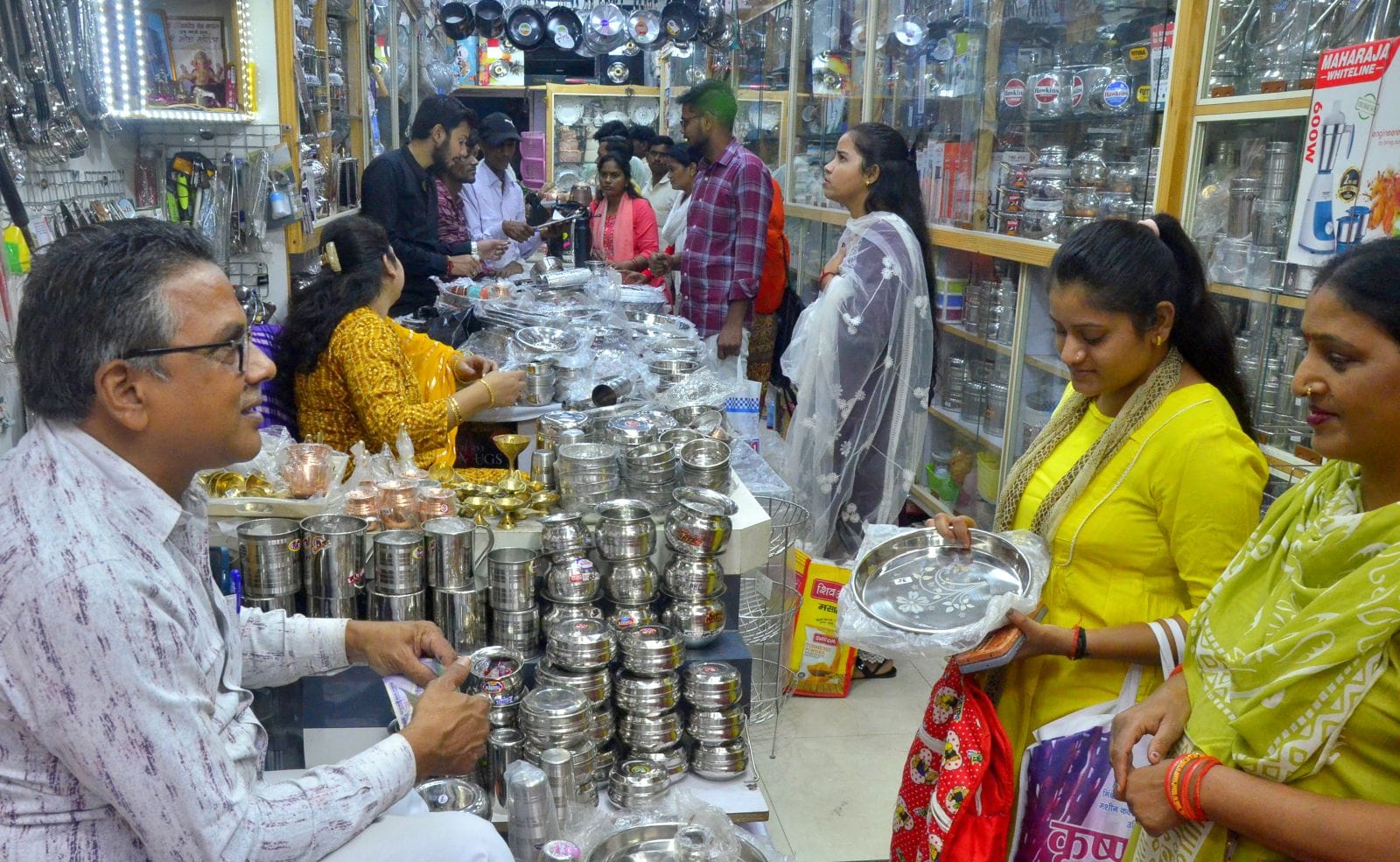 धनतेरस पर आभूषण की दुकान पर खरीदारी करतीं महिलाएं। संवाद