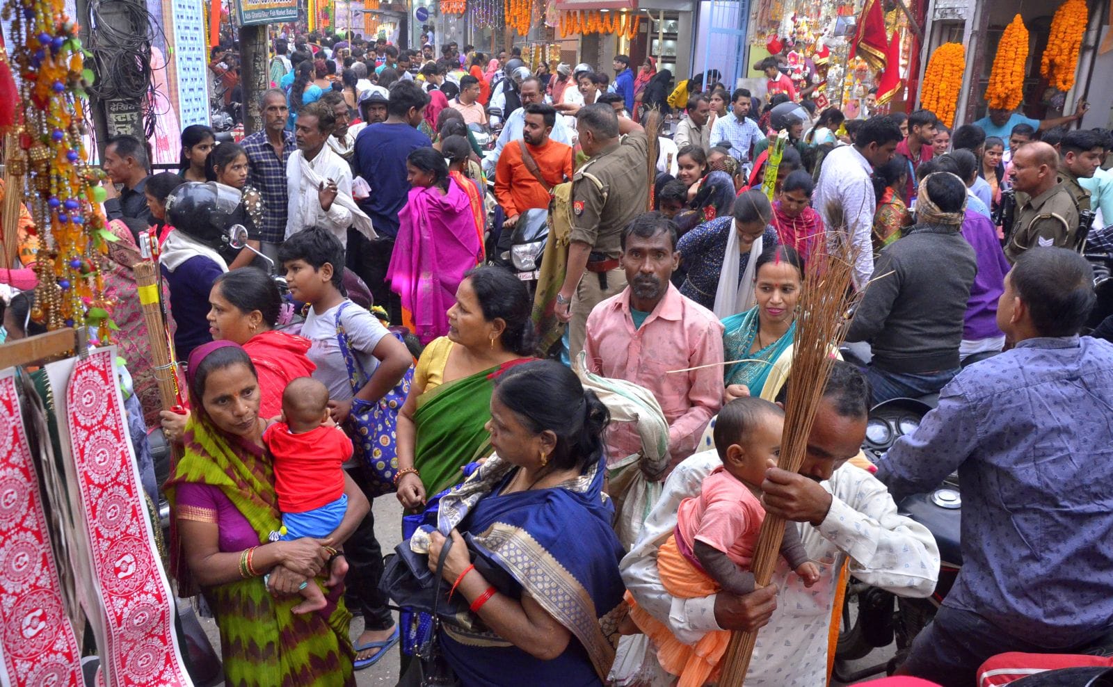 धनतेरस पर आभूषण की दुकान पर खरीदारी करतीं महिलाएं। संवाद