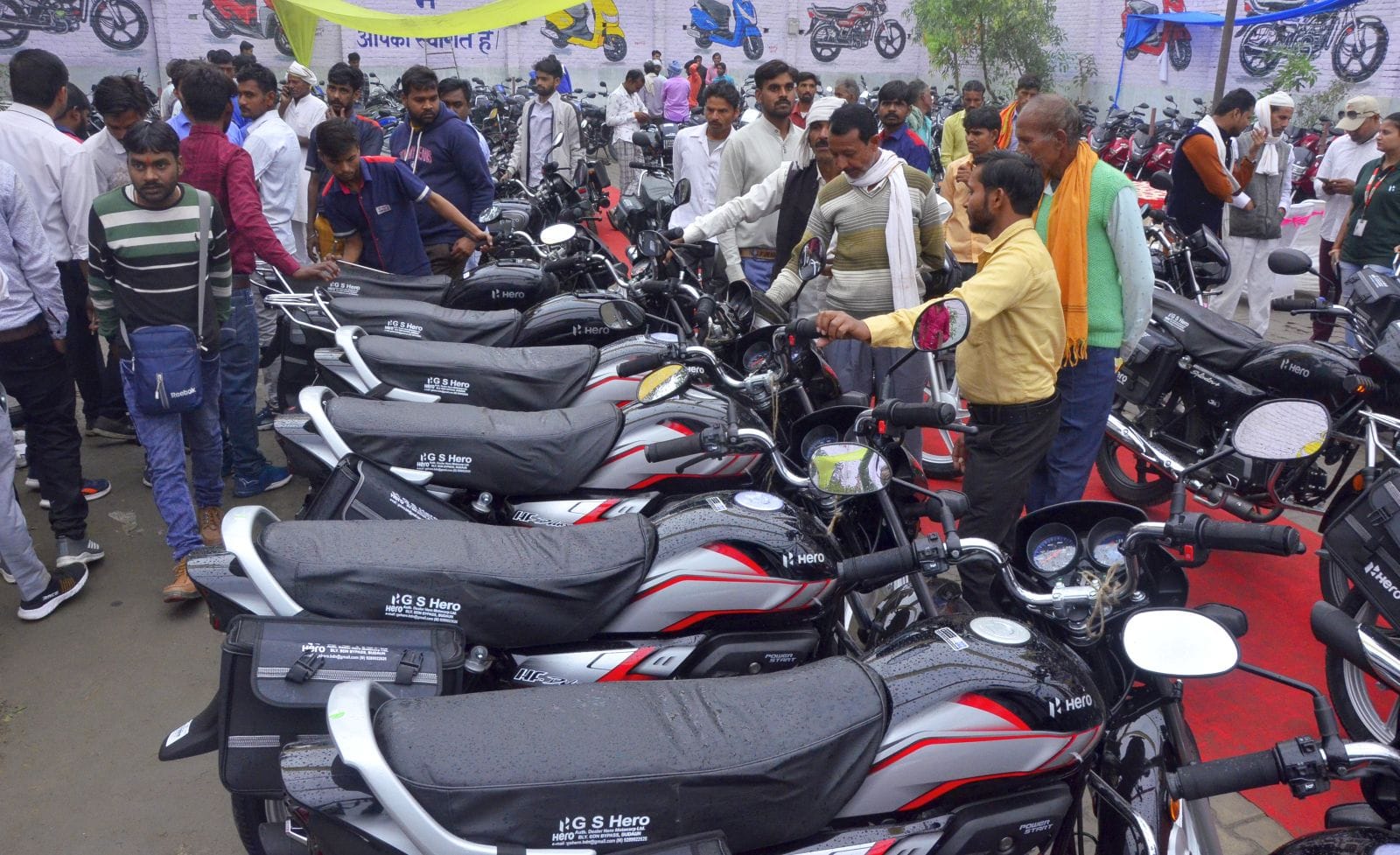 धनतेरस पर आभूषण की दुकान पर खरीदारी करतीं महिलाएं। संवाद