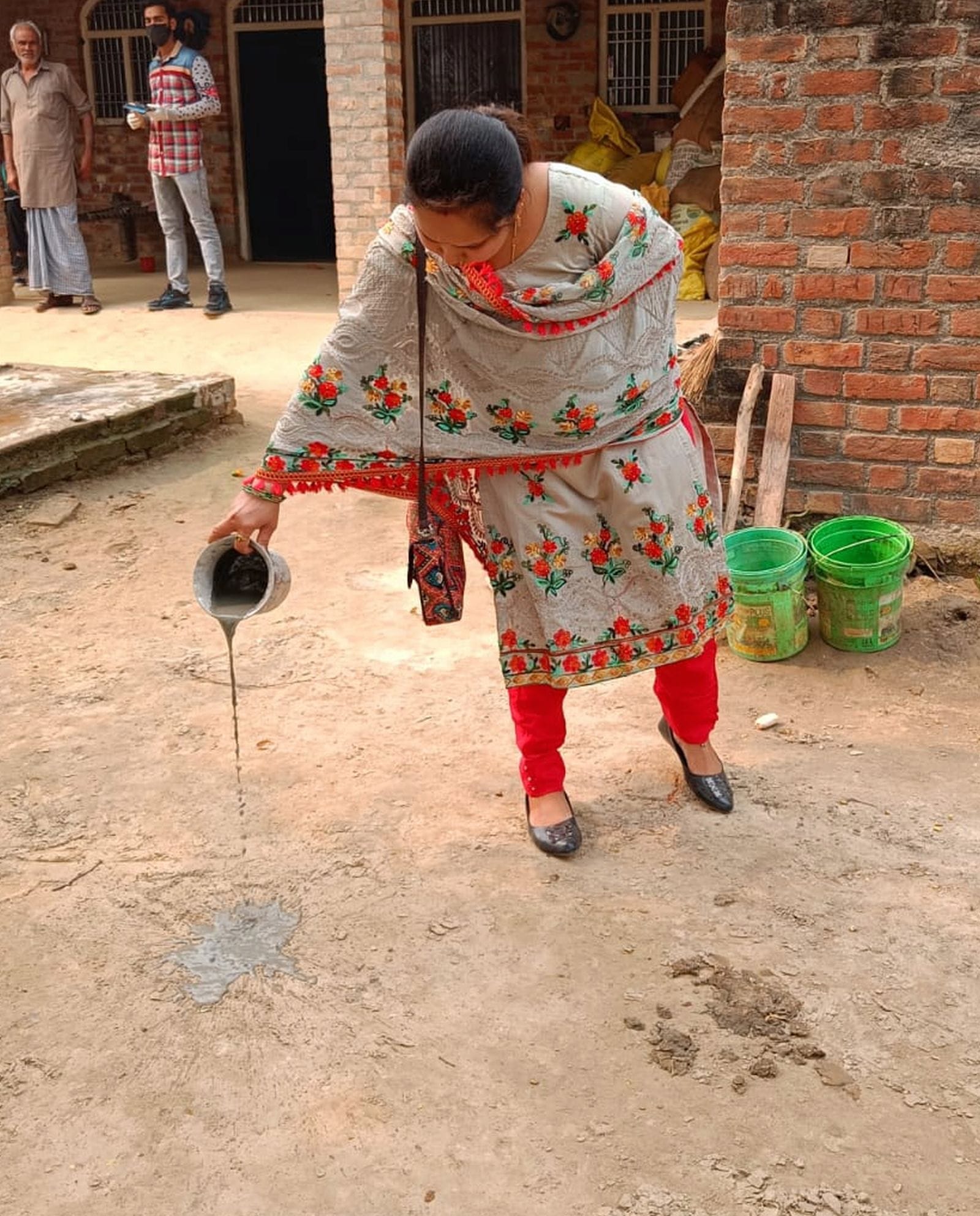 उसावां के ग्राम बबई भटपुरा में फागिंग करते कर्मचारी।स्रोत-स्वास्थ्य विभाग