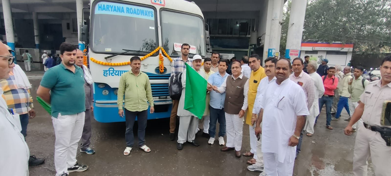 फोटो 08- सोनीपत बस अड्डे पर रामनगर के लिए शुरू की गई रोडवेज बस को हरी झंडी दिखाकर रवाना करते भा फोटो 08- सोनीपत बस अड्डे पर रामनगर के लिए शुरू की गई रोडवेज बस को हरी झंडी दिखाकर रवाना करते भा
