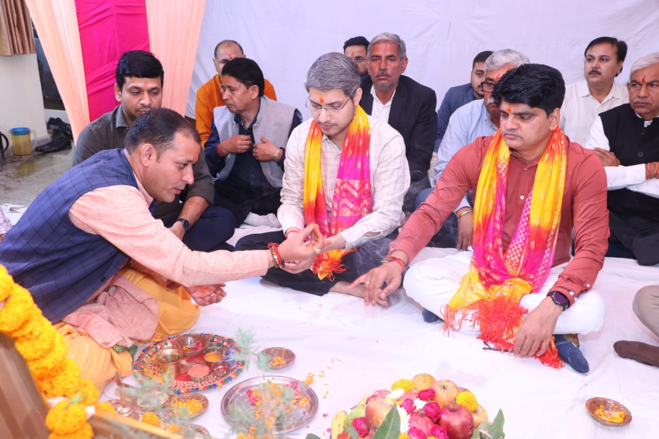 कलक्ट्रेट में दिवाली कार्यक्रम में फूलजडी जलाते डीएम रविंद्र सिंह, एडीएम संतोष कुमार सिंह व अन्