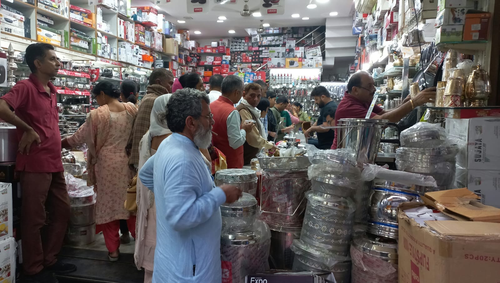 कुरुक्षेत्र। धनतेरस पर्व के चलते दुकान पर खरीदारी करते ग्राहक। संवाद कुरुक्षेत्र। धनतेरस पर्व के चलते दुकान पर खरीदारी करते ग्राहक। संवाद
