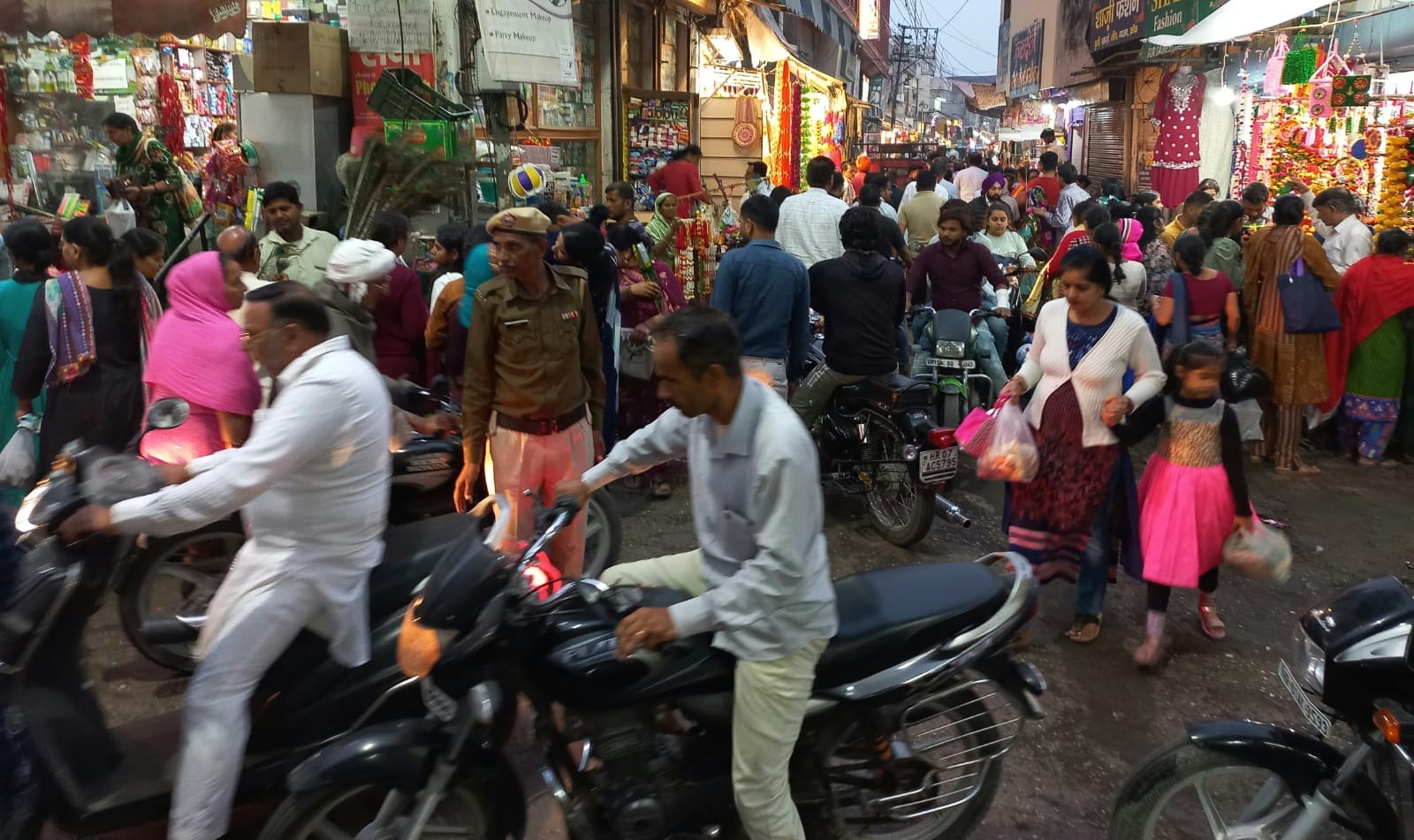 कुरुक्षेत्र। धनतेरस पर्व के चलते दुकान पर खरीदारी करते ग्राहक। संवाद कुरुक्षेत्र। धनतेरस पर्व के चलते दुकान पर खरीदारी करते ग्राहक। संवाद