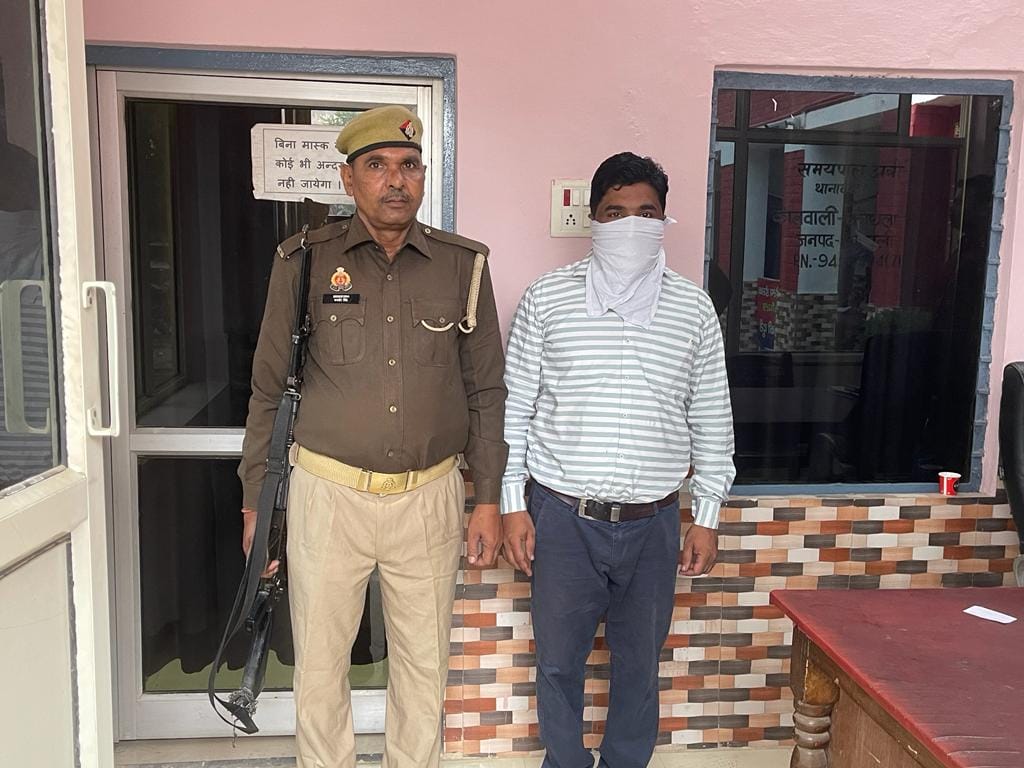 कांधला  पुलिस खुफिया विभाग पद ठेकेदार कपिल कुमार से जानकारी हासिल करते हुए