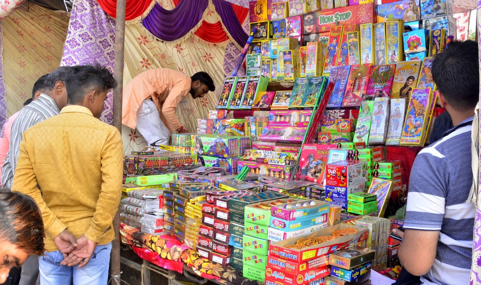 मिठाई की दुकान पर खरीदारी करते लोग। संवाद
