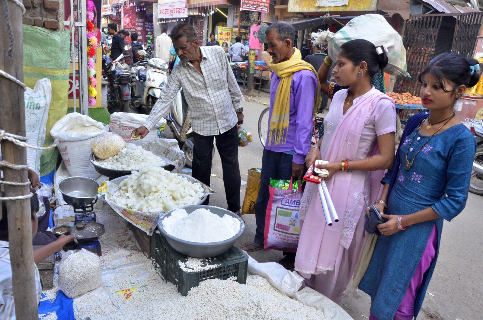मिठाई की दुकान पर खरीदारी करते लोग। संवाद