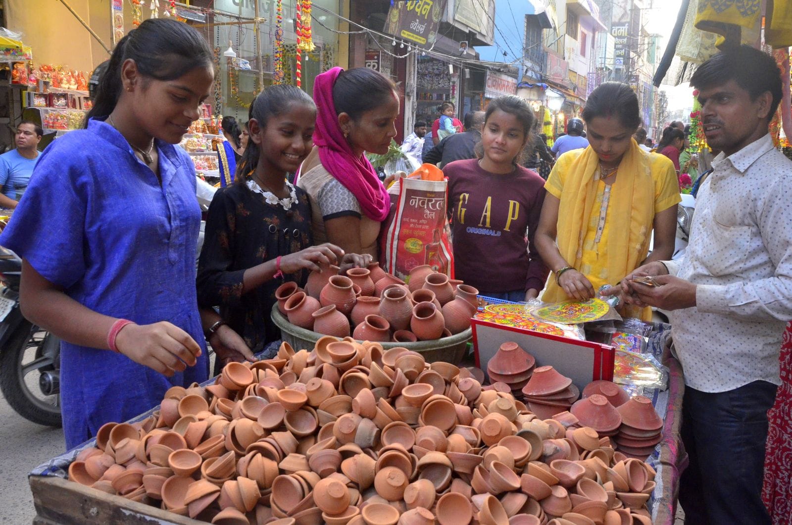 मिठाई की दुकान पर खरीदारी करते लोग। संवाद