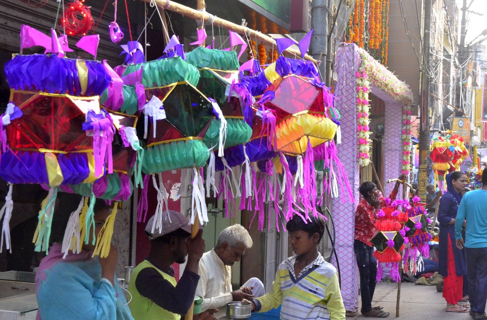 मिठाई की दुकान पर खरीदारी करते लोग। संवाद