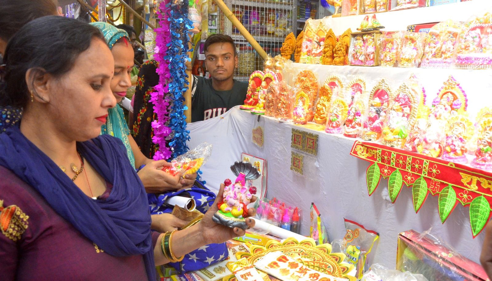 मिठाई की दुकान पर खरीदारी करते लोग। संवाद