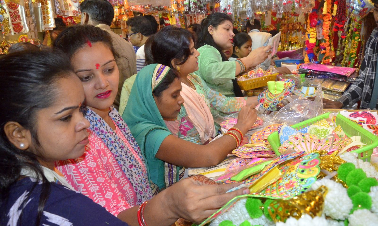 मिठाई की दुकान पर खरीदारी करते लोग। संवाद