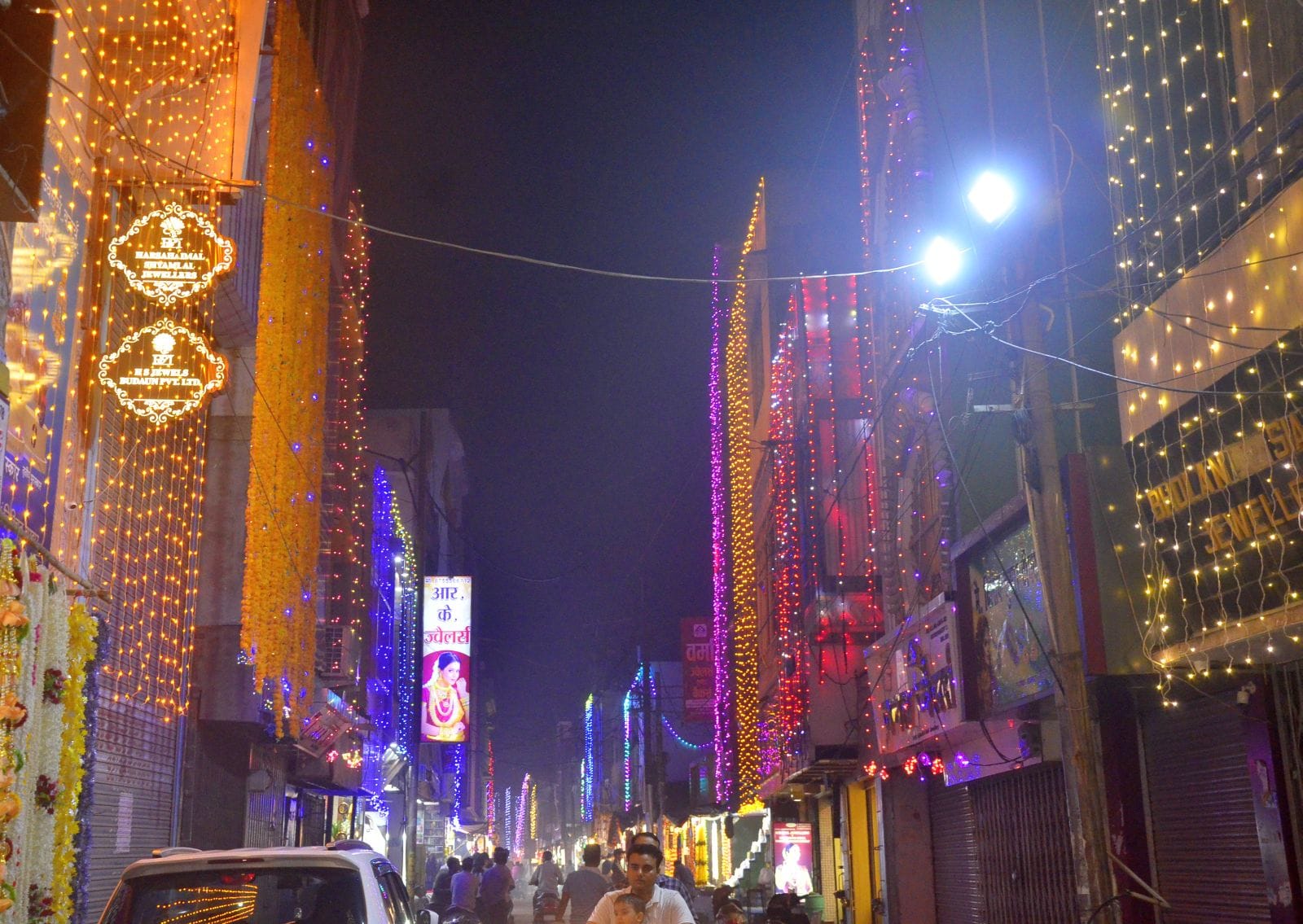 मिठाई की दुकान पर खरीदारी करते लोग। संवाद