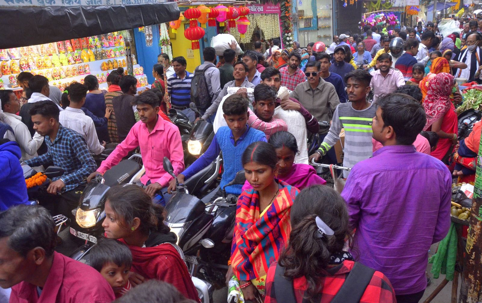 मिठाई की दुकान पर खरीदारी करते लोग। संवाद