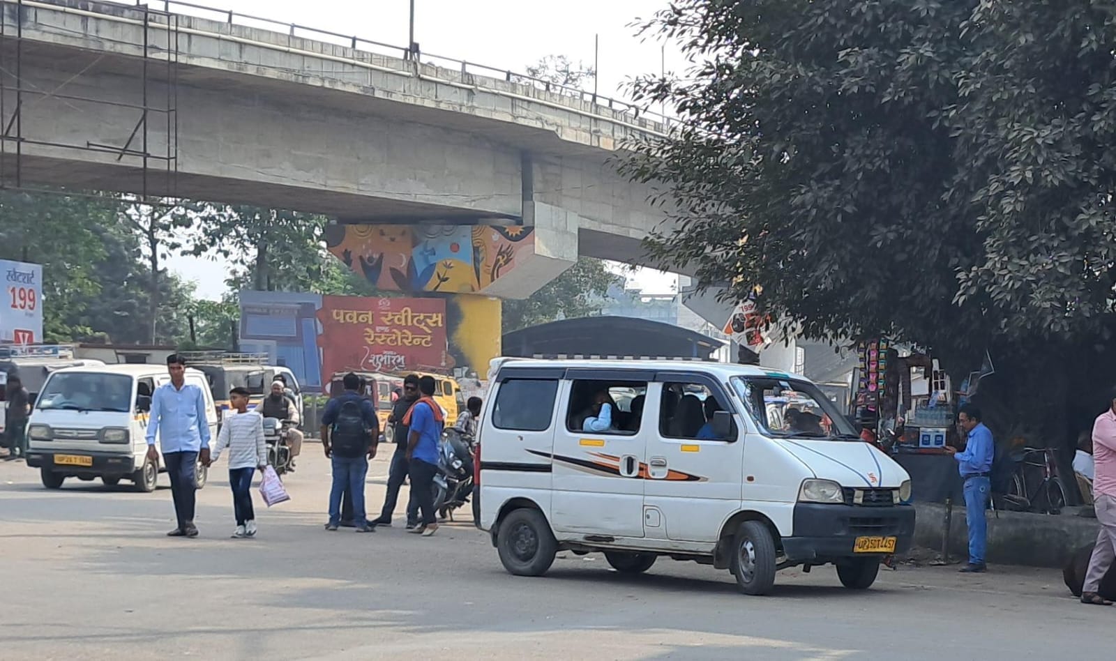 रेलवे जंक्शन से आते यात्री । संवाद
