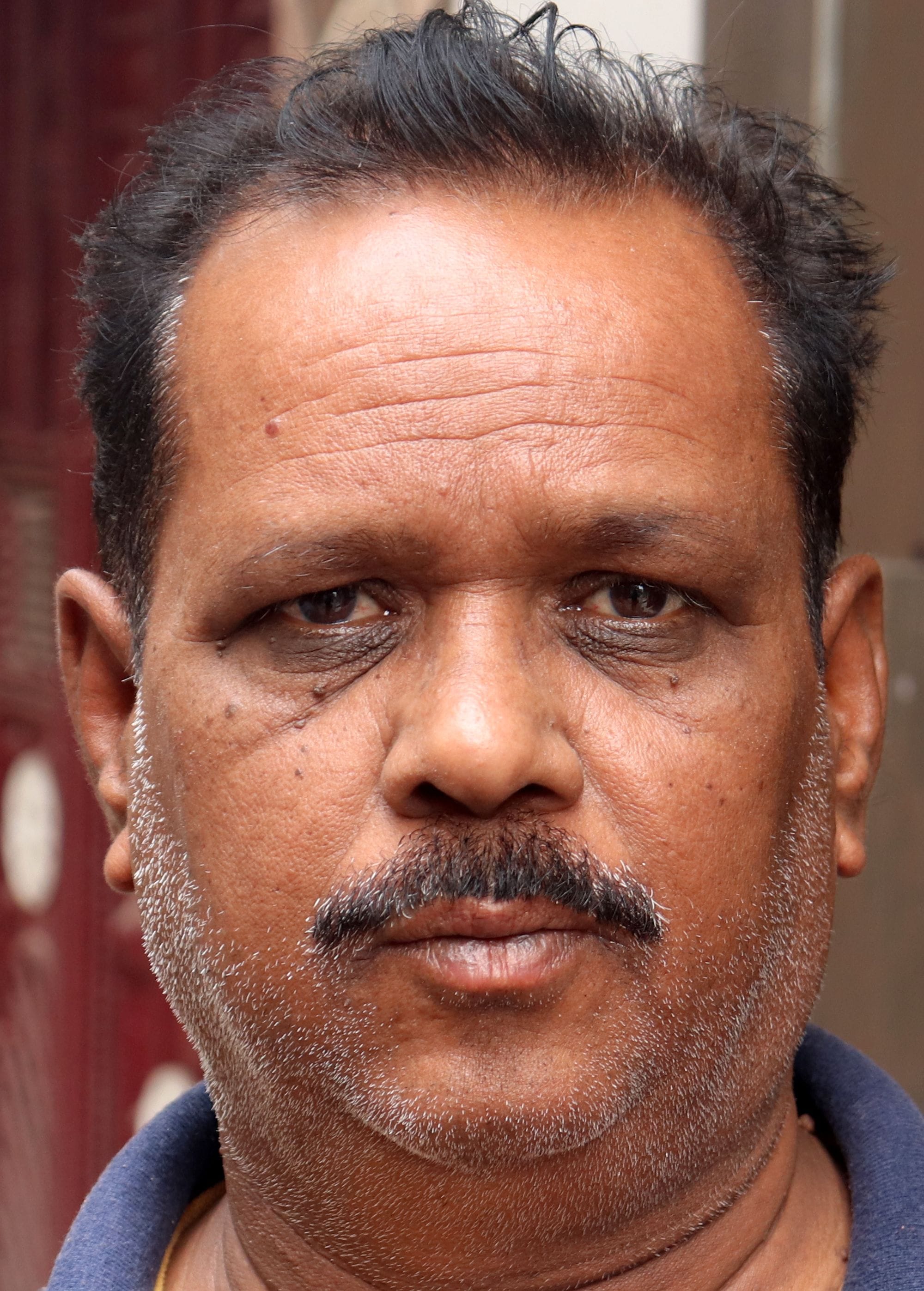 शहर के मोहल्ला बृजविहार में सूखी टोंटी दिखाते लोग। संवाद