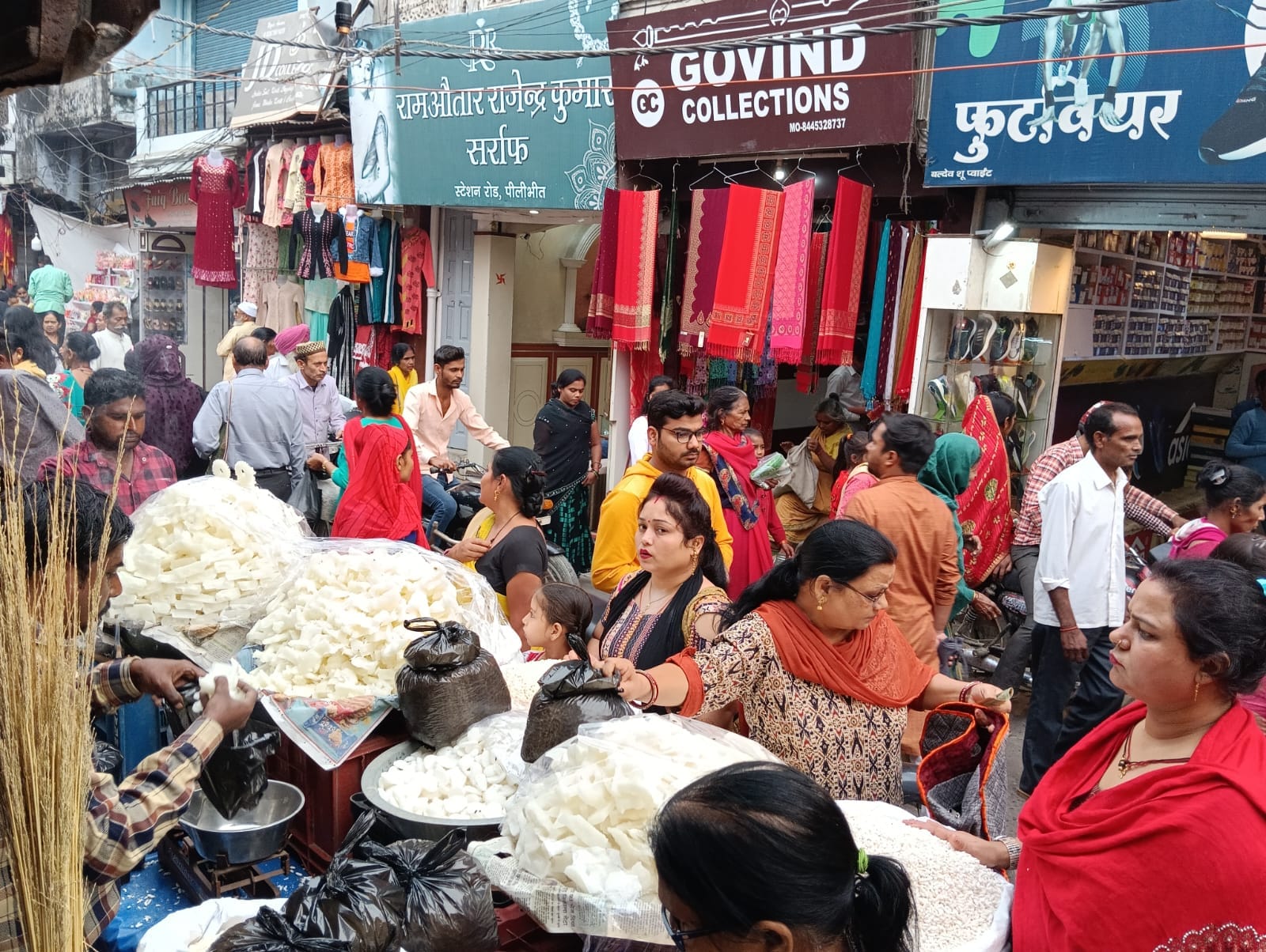 शहर में दीपावली पर्व के लिए सजी एक गेंदे के फूल की दुकान पर फूल खरीदते लोग ।संवाद