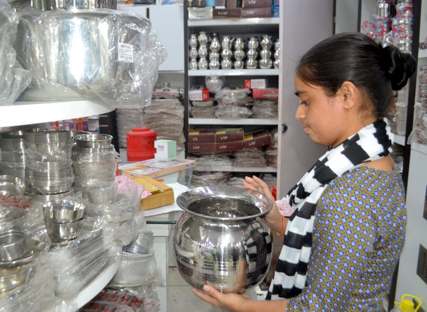 शामली  गाँधी चौक  बाजार में  बर्तनो की खरीदारी करते ग्राहक