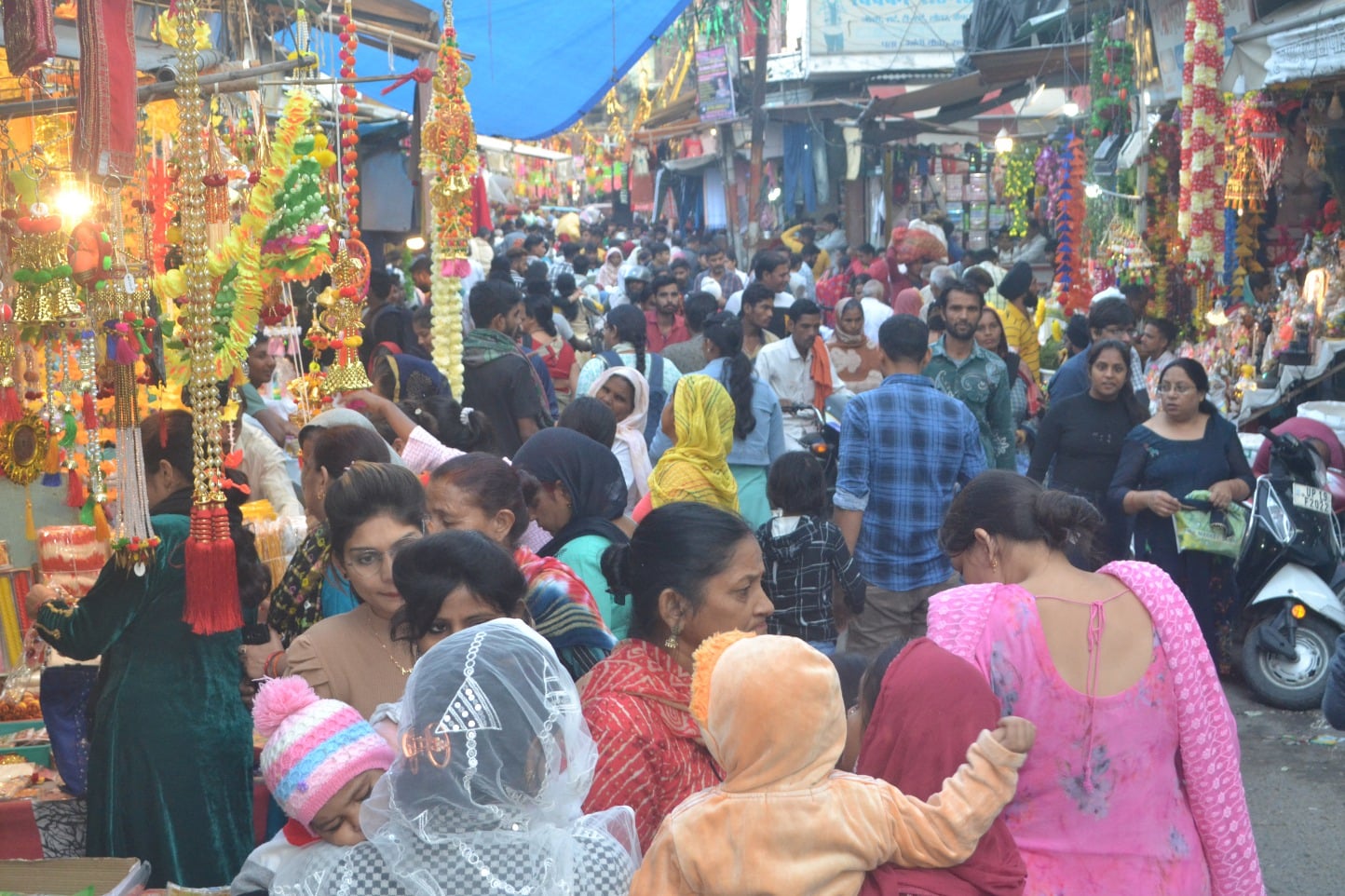 शामली शिव मुर्ति के पास सजवट के समान की खरीदारी करती महिला शामली शिव मुर्ति के पास सजवट के समान की खरीदारी करती महिला