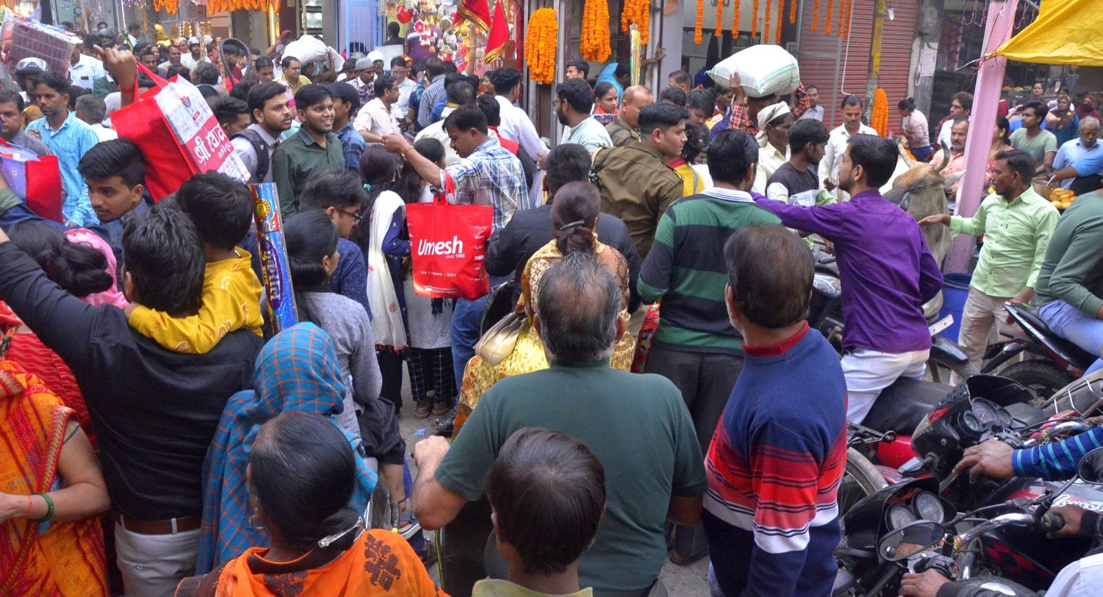 टिकटगंज प्वाइंट पर बैठा होमगार्ड अंदर जाते वाहन। संवाद