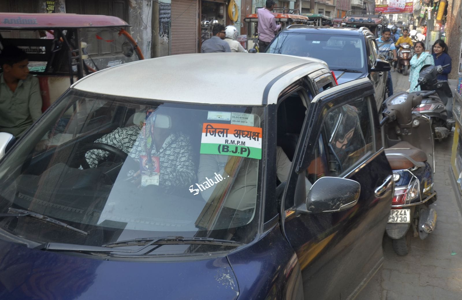 टिकटगंज प्वाइंट पर बैठा होमगार्ड अंदर जाते वाहन। संवाद