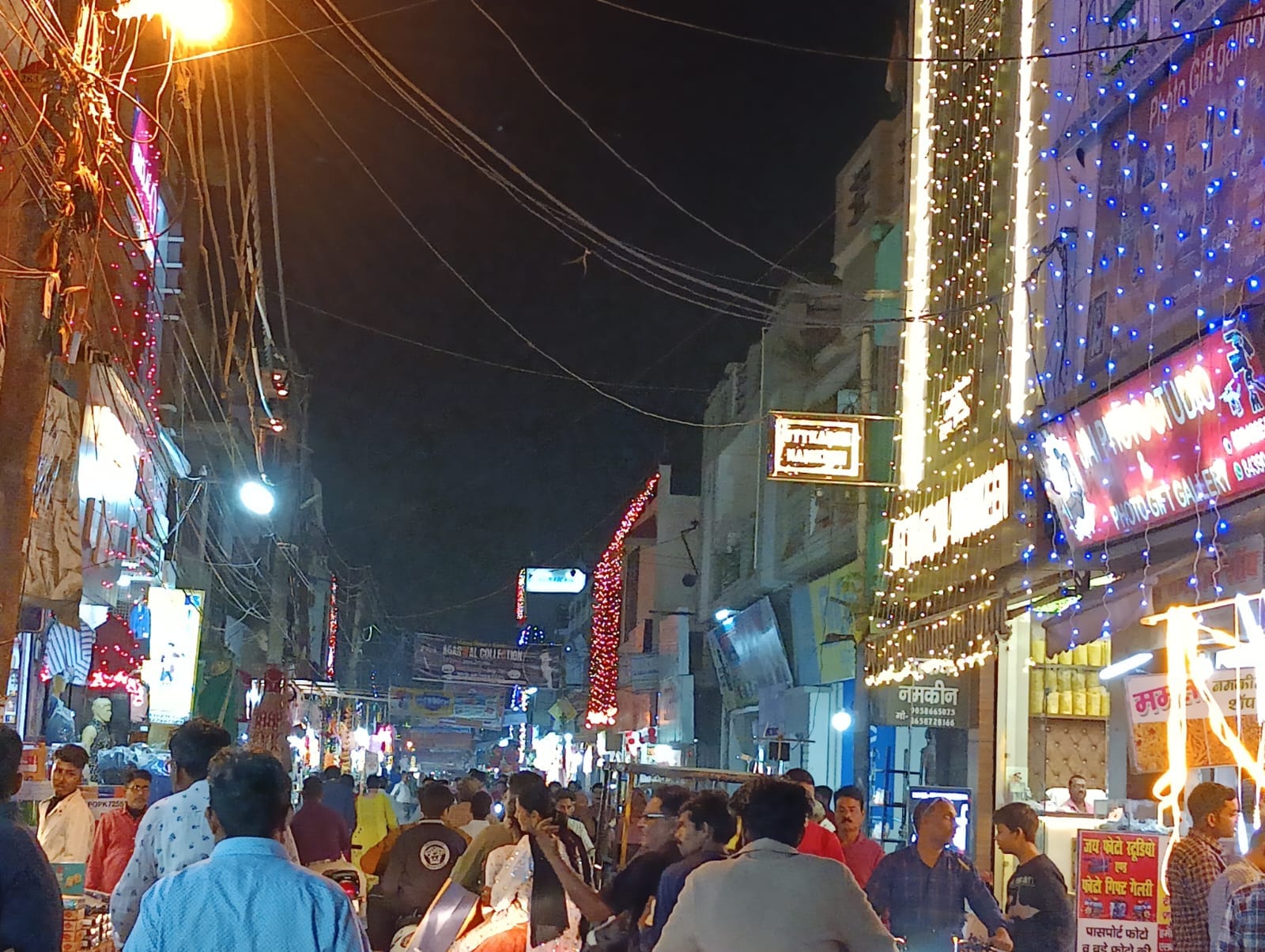 दीपावली पर्व के लिए बाजार में की गई सजावट । संवाद