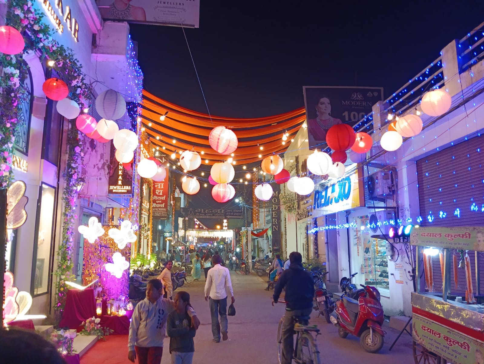 दीपावली पर्व के लिए बाजार में की गई सजावट । संवाद