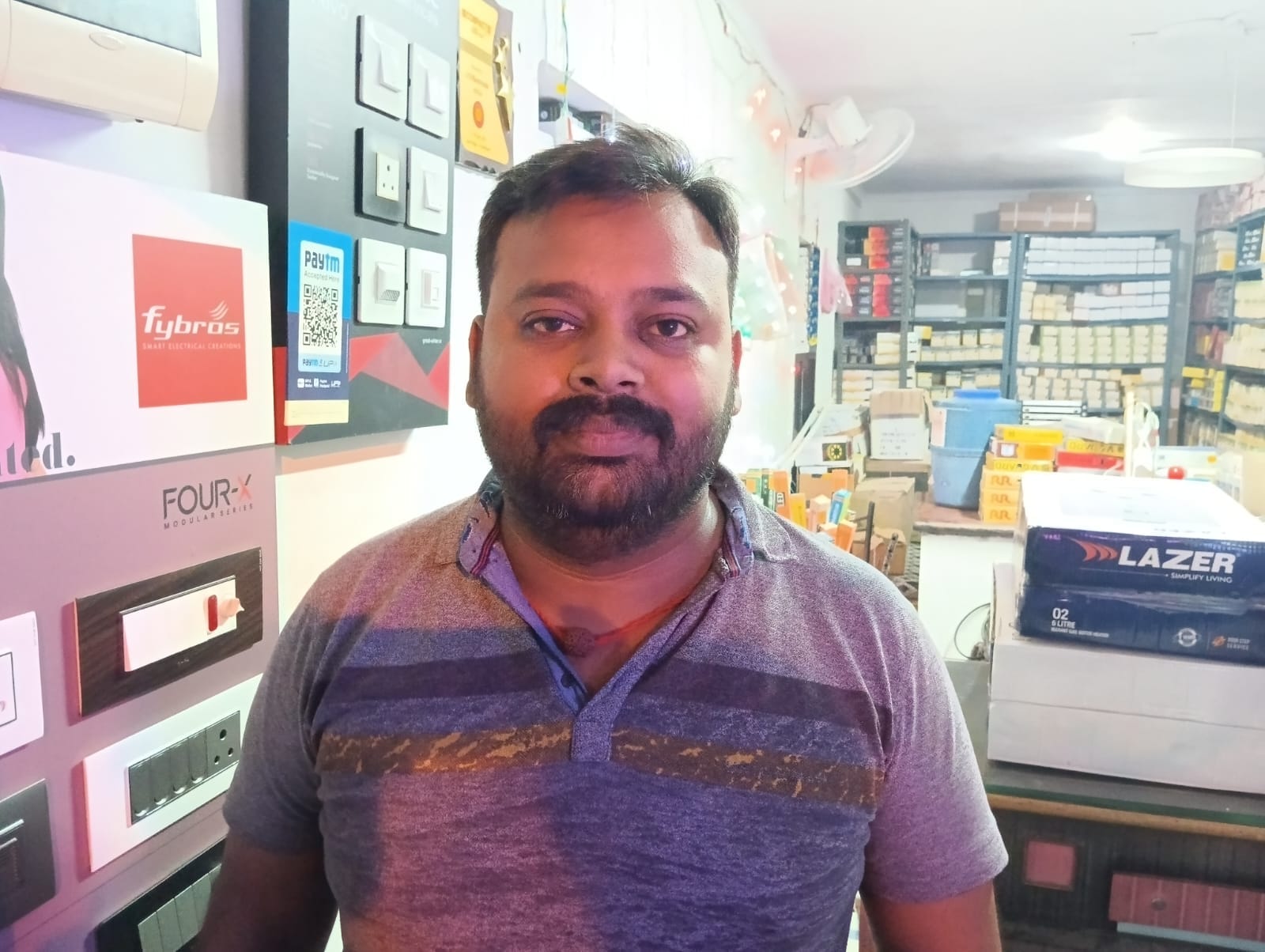 दीपावली पर्व के लिए बाजार में की गई सजावट । संवाद