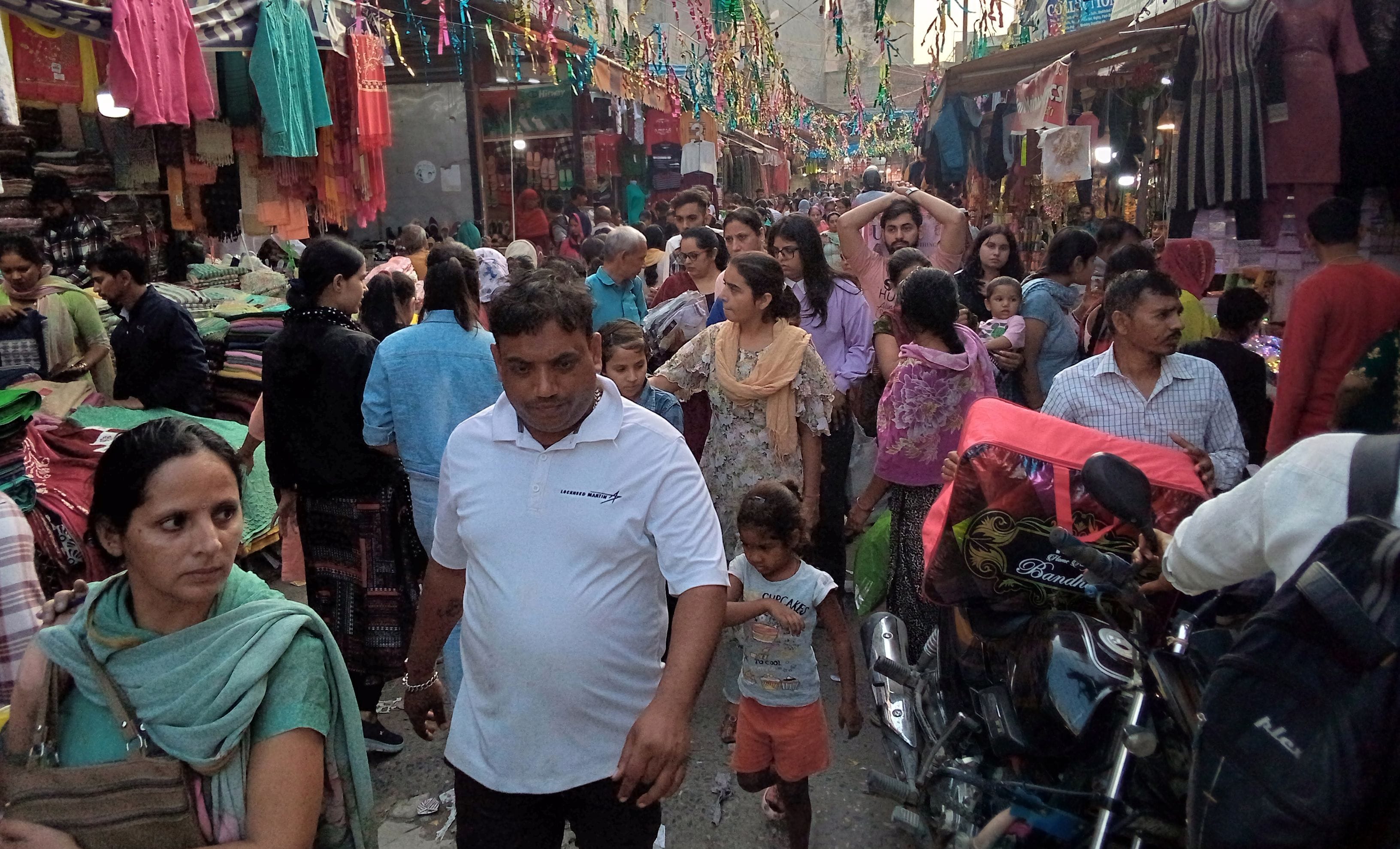फोटो 10. सोनीपत के कपड़ा मार्केट में अतिक्रमण के चलते बने संकरे मार्ग पर फंसे दोपहिया वाहन चालक फोटो 10. सोनीपत के कपड़ा मार्केट में अतिक्रमण के चलते बने संकरे मार्ग पर फंसे दोपहिया वाहन चालक