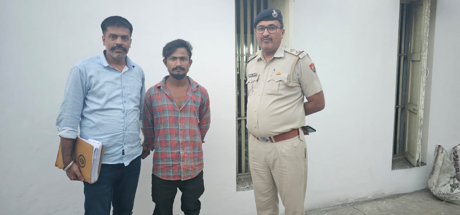 फोटो :23: राई क्षेत्र में हुई हत्या के मामले में गिरफ्तार आरोपी पुलिस टीम के साथ। स्रोत : पुलिस