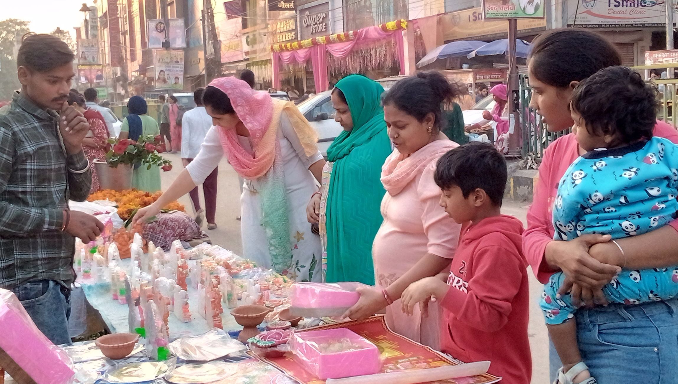 फोटो 25- सोनीपत के कच्चे क्वार्टर मार्केट में सजावट का सामान खरीदती युवतियां। संवाद फोटो 25- सोनीपत के कच्चे क्वार्टर मार्केट में सजावट का सामान खरीदती युवतियां। संवाद