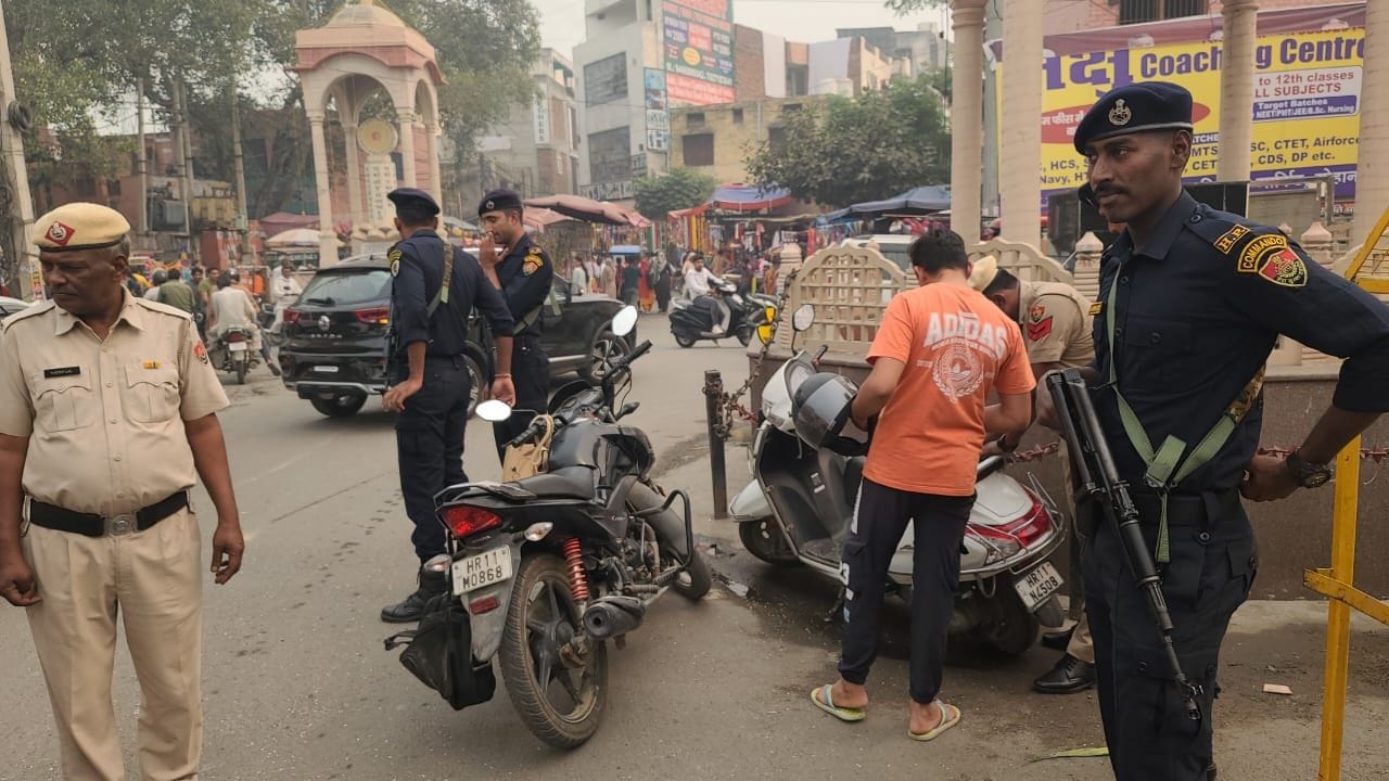 फोटो 25- सोनीपत के कच्चे क्वार्टर मार्केट में सजावट का सामान खरीदती युवतियां। संवाद फोटो 25- सोनीपत के कच्चे क्वार्टर मार्केट में सजावट का सामान खरीदती युवतियां। संवाद