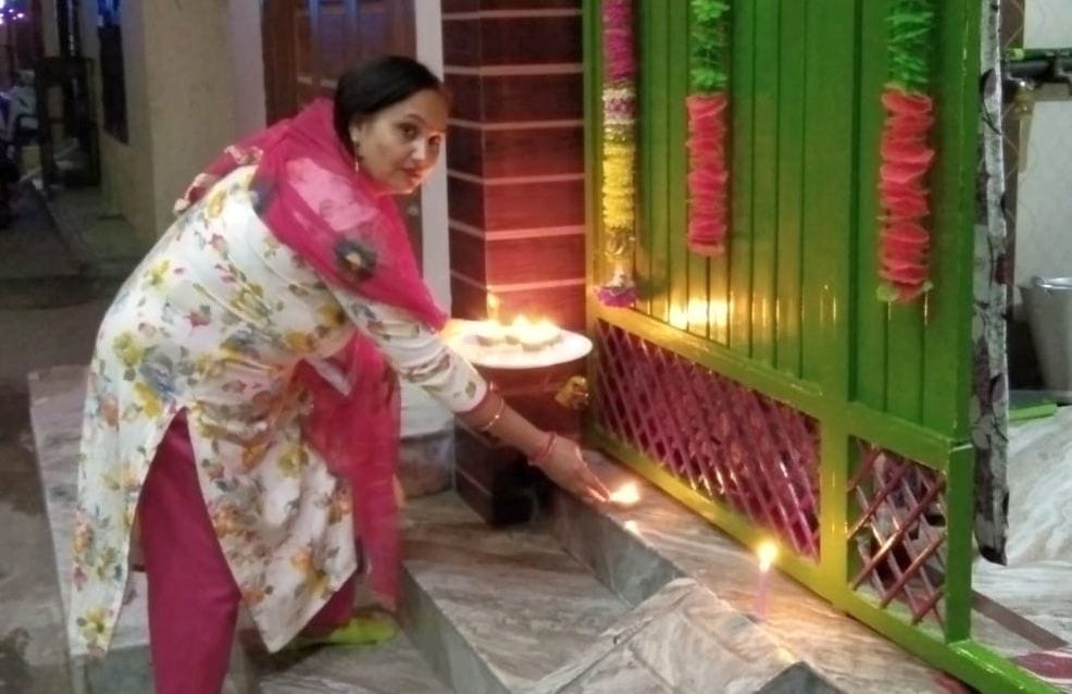 फोटो 25- सोनीपत के कच्चे क्वार्टर मार्केट में सजावट का सामान खरीदती युवतियां। संवाद फोटो 25- सोनीपत के कच्चे क्वार्टर मार्केट में सजावट का सामान खरीदती युवतियां। संवाद