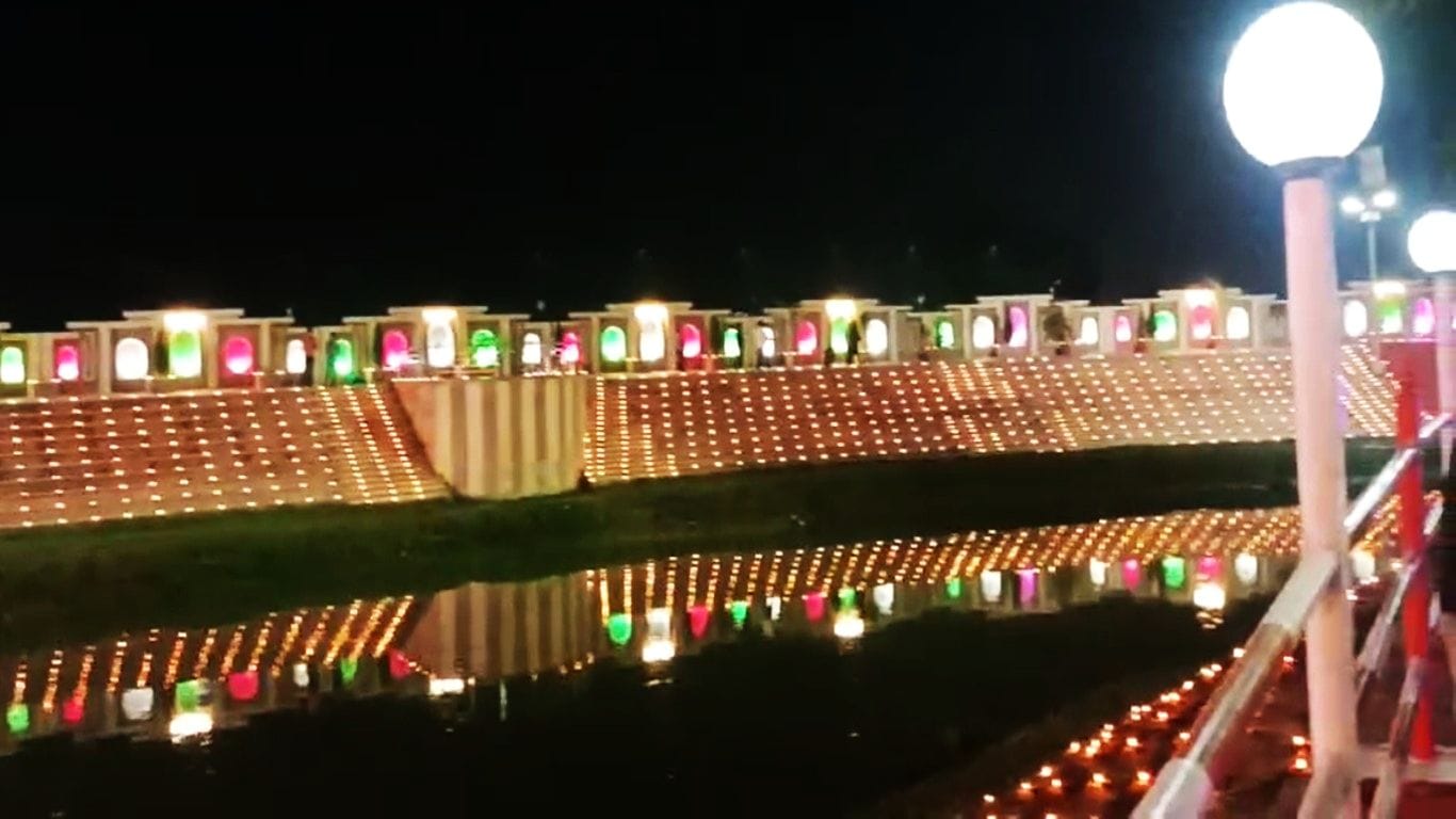 हनुमधाम पर दीपोत्सव का दीप जलाकर शुभारंभ करते नवित्त एवं संसदीय काय्र मंत्री सुरेश कुमार खन्ना।