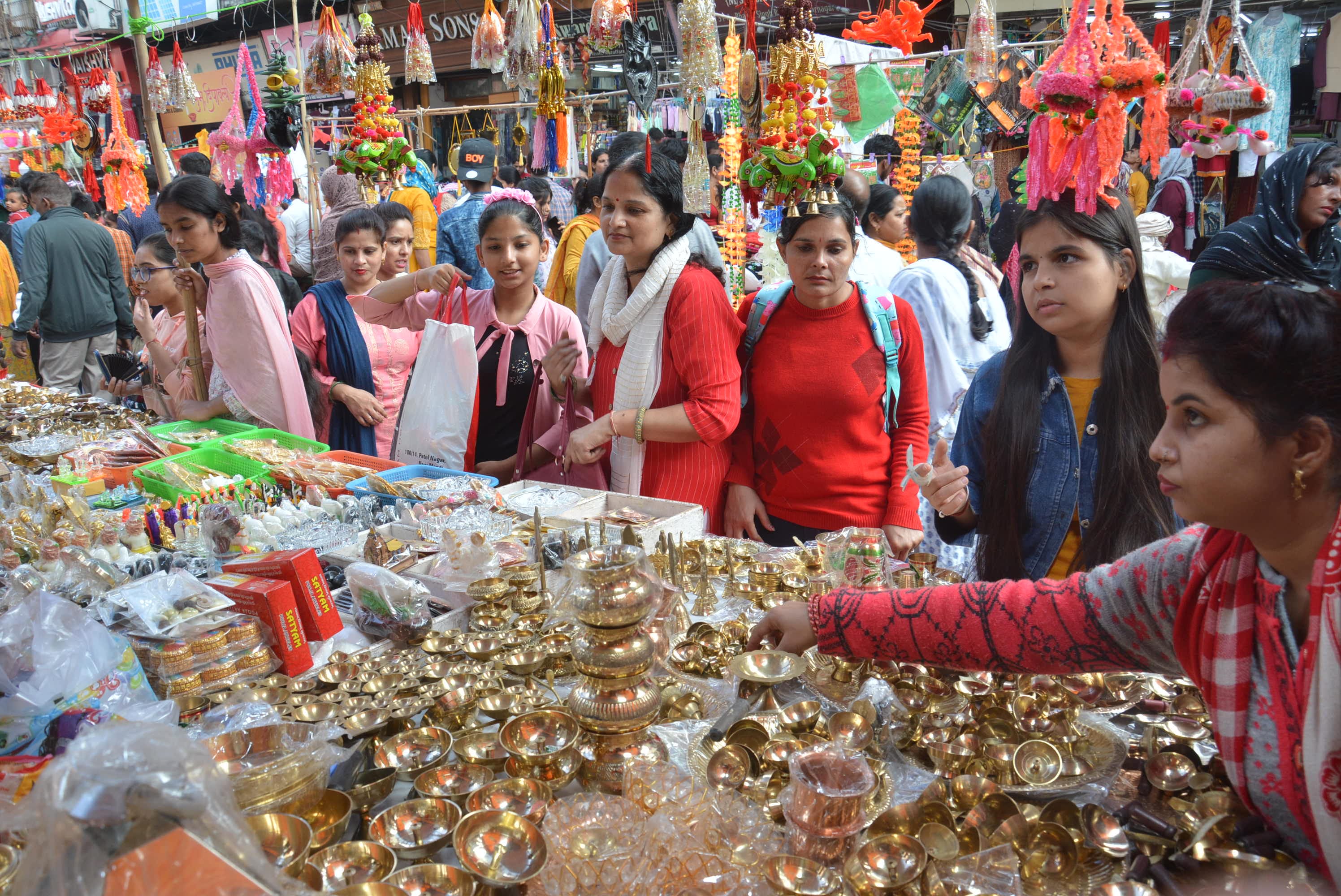 शहर के भगत सिहं रोड पर दीपावली पर्व पर खदीददारी को उमडी भीड़। संवाद शहर के भगत सिहं रोड पर दीपावली पर्व पर खदीददारी को उमडी भीड़। संवाद