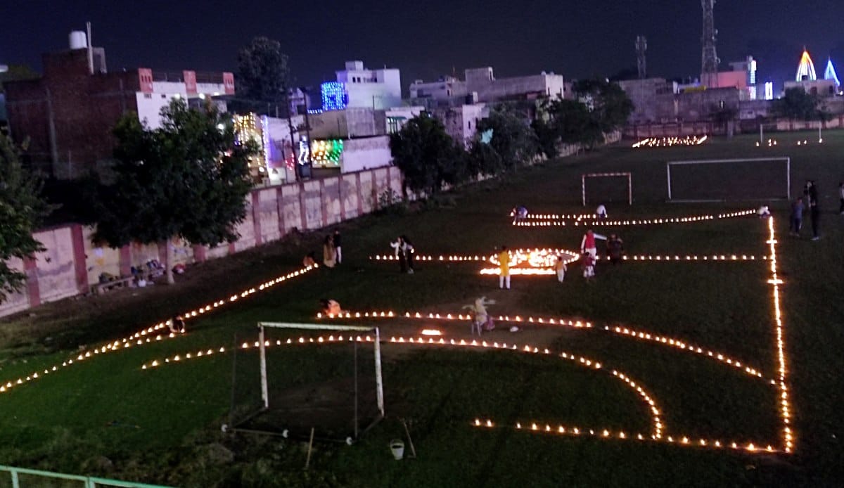 शहर के भगत सिहं रोड पर दीपावली पर्व पर खदीददारी को उमडी भीड़। संवाद शहर के भगत सिहं रोड पर दीपावली पर्व पर खदीददारी को उमडी भीड़। संवाद