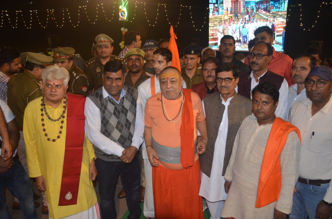 शुकतीरथ गंगा घाट पर दीप जलते जिला अधिकारी अरविंद मल्लप्पा बंगारी शुकतीरथ गंगा घाट पर दीप जलते जिला अधिकारी अरविंद मल्लप्पा बंगारी