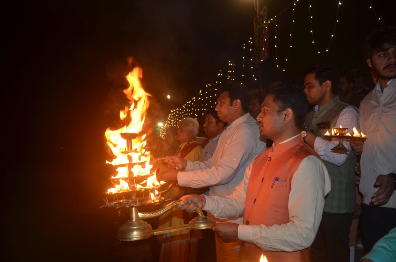 शुकतीरथ गंगा घाट पर दीप जलते जिला अधिकारी अरविंद मल्लप्पा बंगारी शुकतीरथ गंगा घाट पर दीप जलते जिला अधिकारी अरविंद मल्लप्पा बंगारी