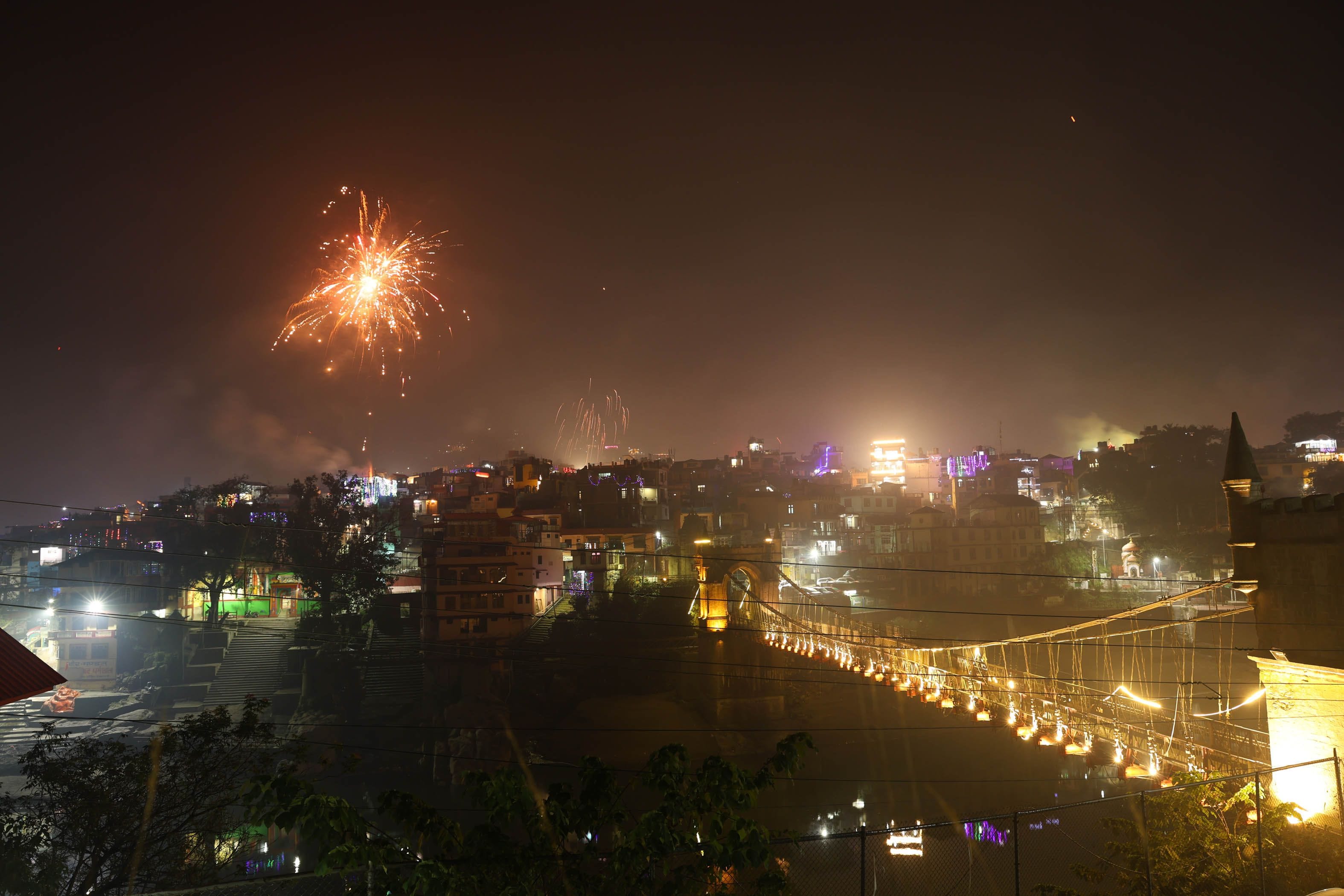 मंडी में दीपावली पर्व पर दीये वाला गुब्बारा युवक। संवाद