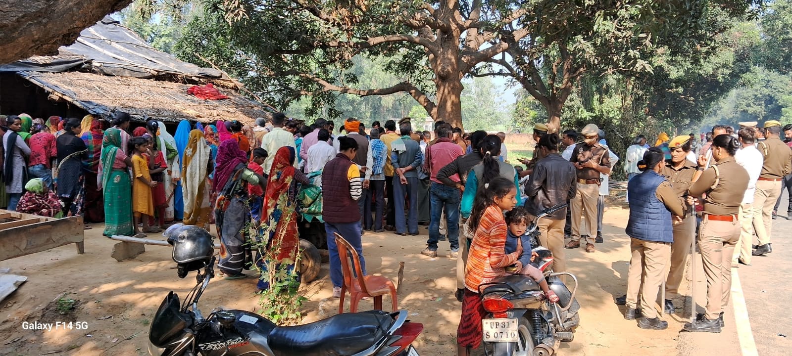मौके पर घटना की एसओ नीमगांव से जानकारी करते एएसपी मौके पर घटना की एसओ नीमगांव से जानकारी करते एएसपी